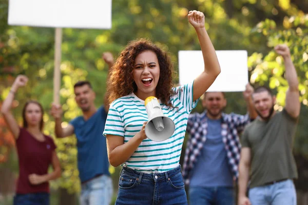 Розгнівана афро-американська жінка з мегафоном на протестах на відкритому повітрі — стокове фото