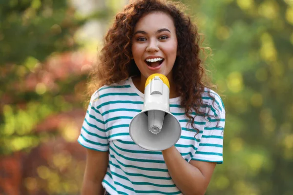 Šťastná Afroameričanka s megafonem venku. Vedoucí schůzky — Stock fotografie