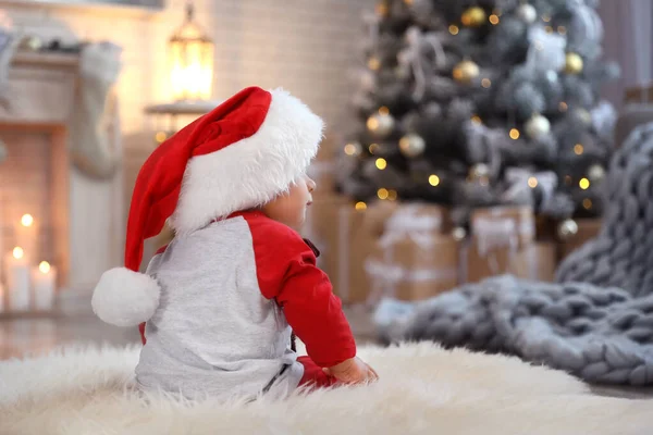 Petit bébé portant le chapeau de Père Noël sur le sol à la maison. Premier Noël — Photo