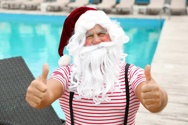 Authentique Père Noël près de la piscine à la station — Photo