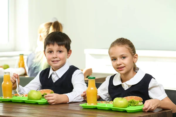 Crianças felizes comendo comida saudável para o almoço na cantina da escola — Fotografia de Stock