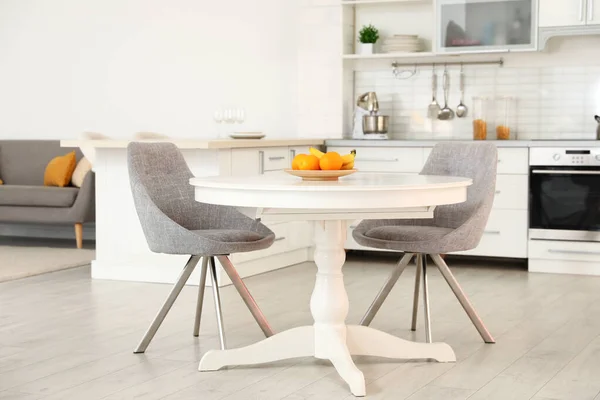 Elegante habitación interior con mesa de comedor y sillas — Foto de Stock