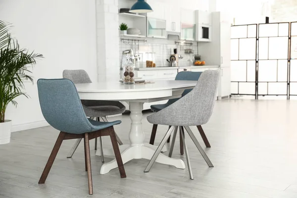 Stílusos konyha belső étkező asztal és székek — Stock Fotó