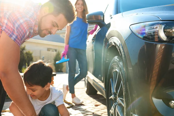 Bonne voiture de lavage de famille à l'arrière-cour le jour ensoleillé — Photo