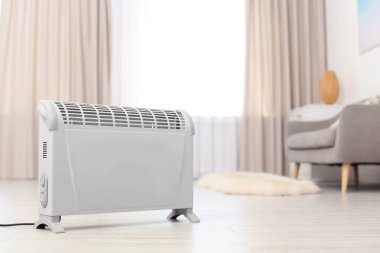 Evde yerde modern elektrikli ısıtıcı var. Metin için boşluk