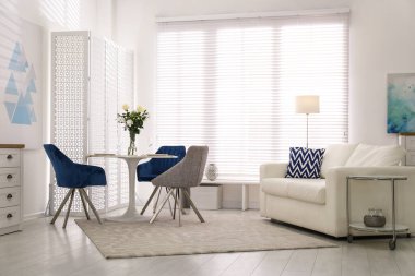 Modern oturma odasının içi şık mobilyalarla dolu.