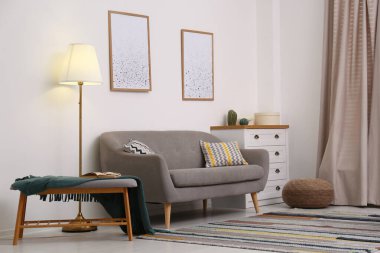 Modern oturma odasının içi şık mobilyalarla dolu.