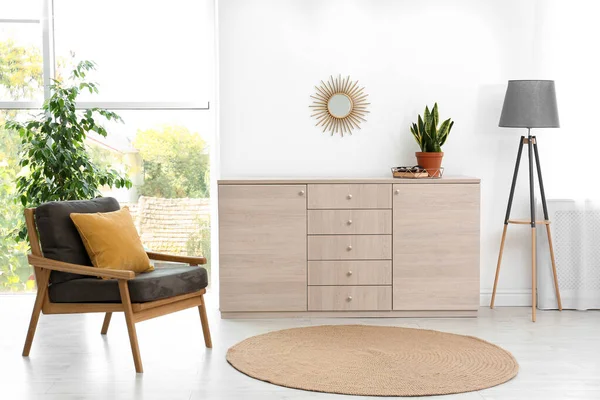Stylowe wnętrze pokoju z nowoczesną drewnianą szafą — Zdjęcie stockowe