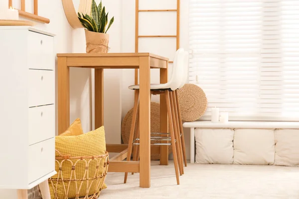 Intérieur élégant avec table en bois et tabourets de bar — Photo