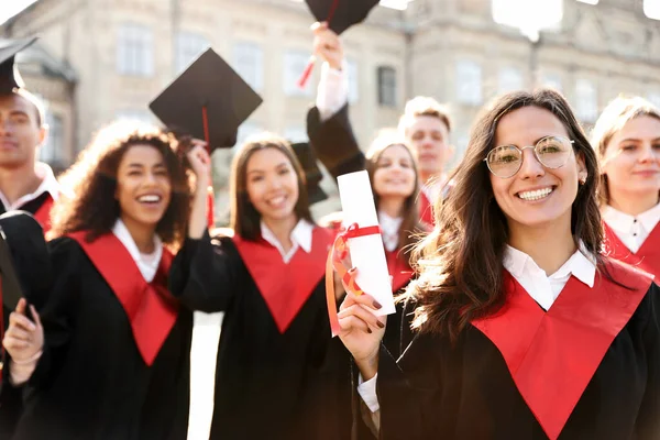 Grupo de estudantes felizes ao ar livre. Cerimónia de graduação — Fotografia de Stock