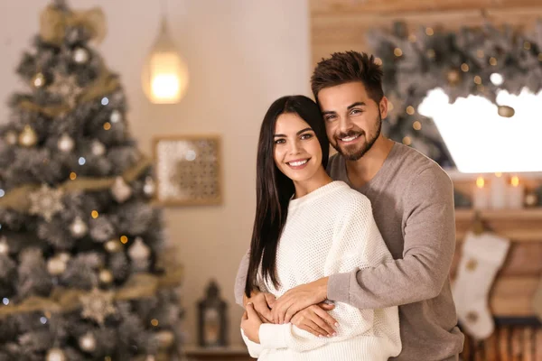 クリスマスのために飾られたリビングルームの幸せなカップル — ストック写真