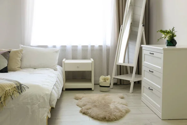 Bedroom interior with modern chest of drawers and mirror — Φωτογραφία Αρχείου