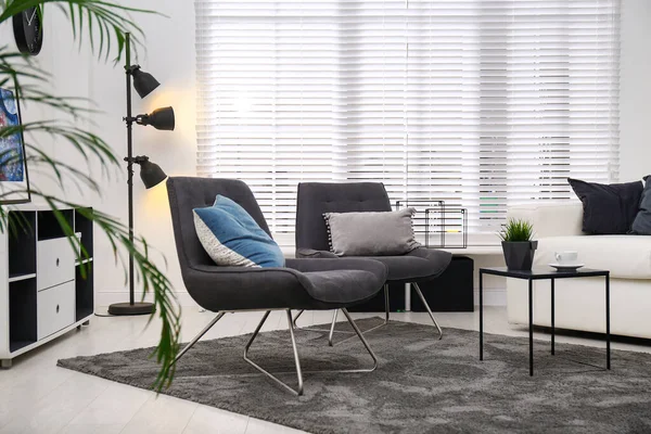 Interiorul modern al camerei de zi cu mobilier elegant — Fotografie, imagine de stoc