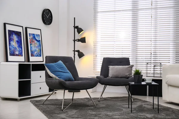 Interior moderno de la sala de estar con muebles elegantes —  Fotos de Stock