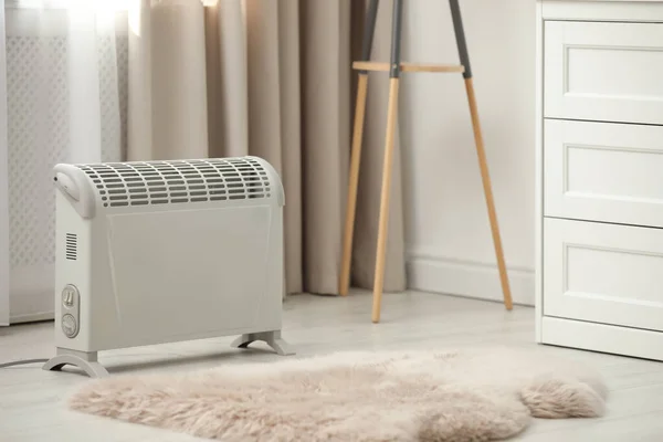 Modern elektrisk värmare på golvet hemma — Stockfoto