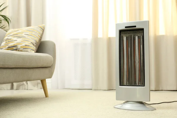 Moderno calentador de infrarrojos eléctricos en el suelo en casa. Espacio para texto —  Fotos de Stock