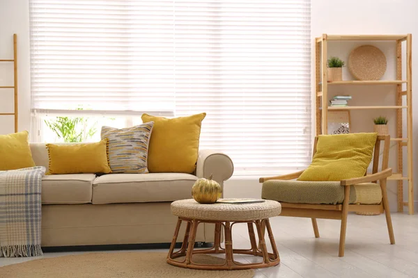 Interior moderno de la sala de estar con muebles elegantes — Foto de Stock