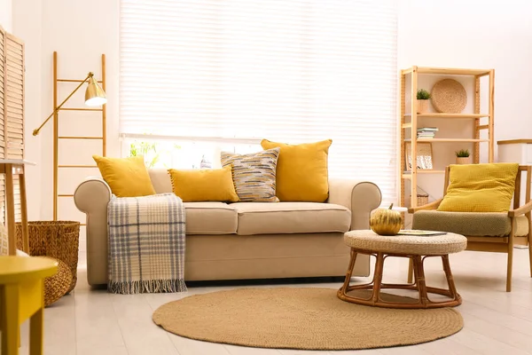 Salon intérieur moderne avec mobilier élégant — Photo