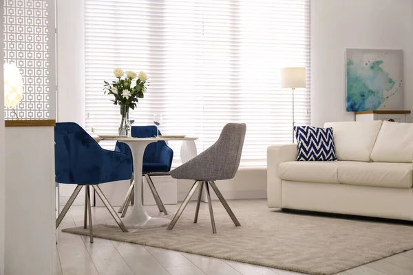 Moderne Wohnzimmereinrichtung mit stilvollen Möbeln — Stockfoto