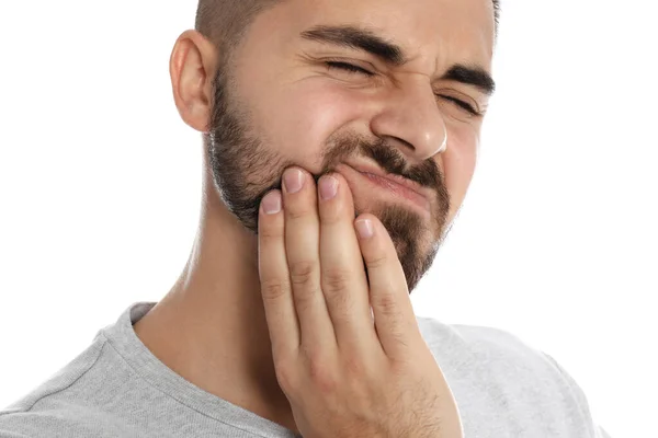 Homem que sofre de dor de dente aguda no fundo branco, close-up — Fotografia de Stock