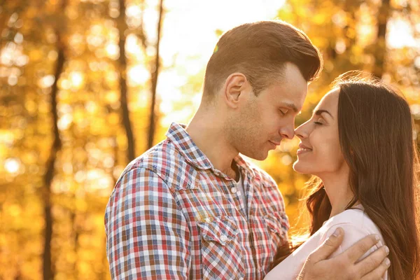 Glückliches Paar im sonnigen Park. Herbstwanderung — Stockfoto