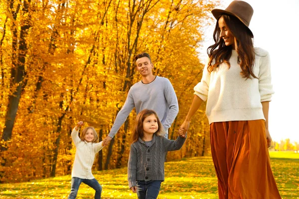 Gelukkige familie met kleine dochters wandelen in het najaar park — Stockfoto