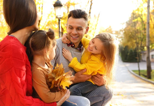 Šťastná rodina s malými dcerami v parku. Podzimní procházka — Stock fotografie
