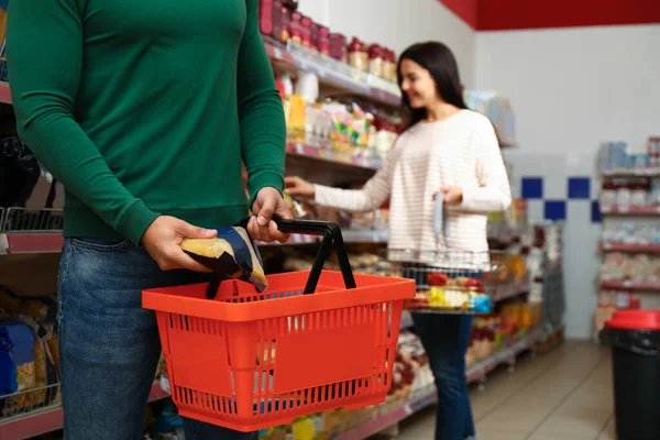 Homme avec panier au supermarché, gros plan — Photo