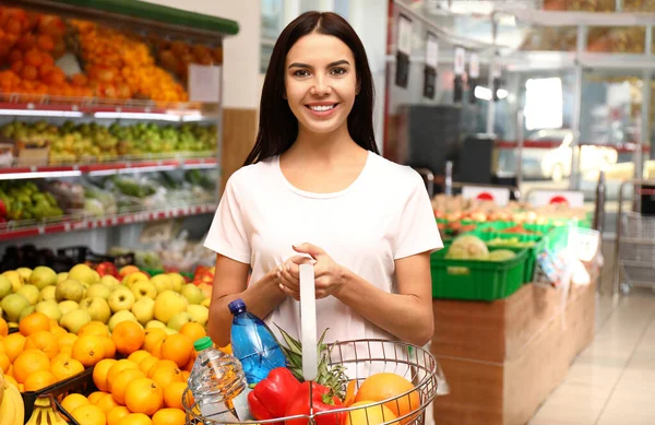Fiatal nő bevásárlókosár a szupermarketben — Stock Fotó