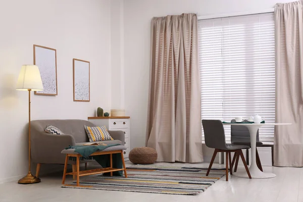 Современный интерьер гостиной со стильной мебелью — стоковое фото