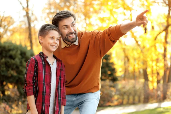 Šťastný otec a syn tráví čas v parku. Podzimní procházka — Stock fotografie