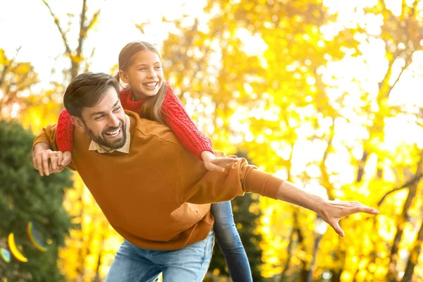 Feliz padre e hija pasando tiempo en el parque. Caminata de otoño — Foto de Stock