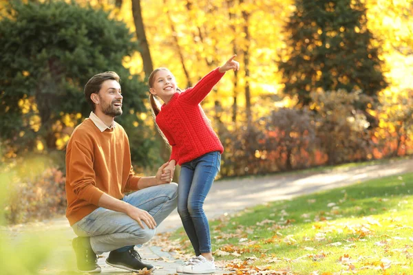 Šťastný otec a dcera tráví čas v parku. Podzimní procházka — Stock fotografie