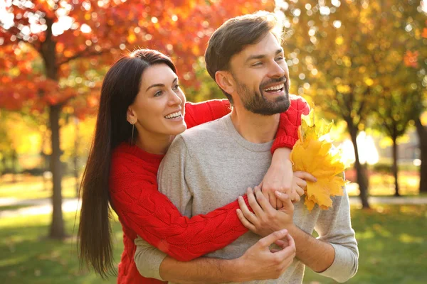 Glückliches Paar, das Zeit im sonnigen Park verbringt. Herbstwanderung — Stockfoto