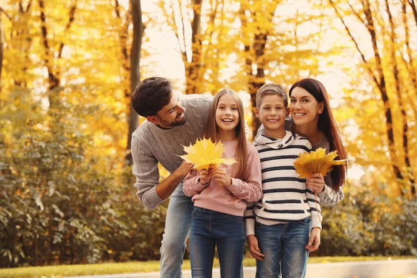 Famille heureuse avec des enfants passant du temps dans le parc. Promenade d'automne — Photo