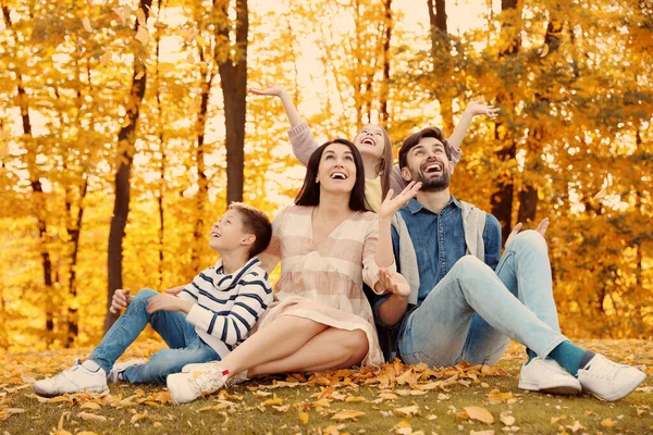 Lycklig familj med barn som tillbringar tid i parken. Höstvandring — Stockfoto