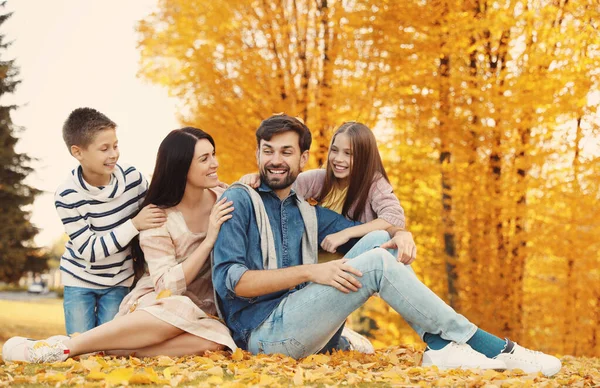 Gelukkige familie met kinderen die tijd doorbrengen in het park. Najaarswandeling — Stockfoto