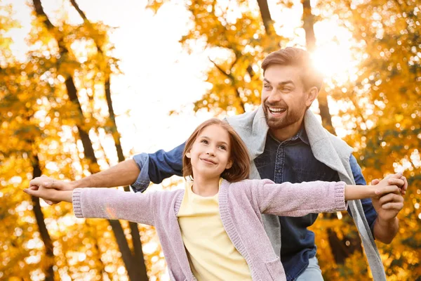 Glücklicher Vater mit Tochter im sonnigen Park. Herbstwanderung — Stockfoto