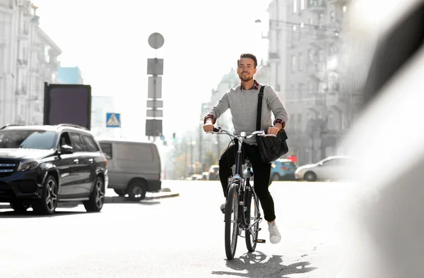 Beau homme heureux à vélo sur la rue de la ville — Photo