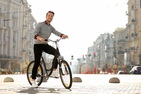 Beau homme heureux à vélo sur la rue de la ville — Photo