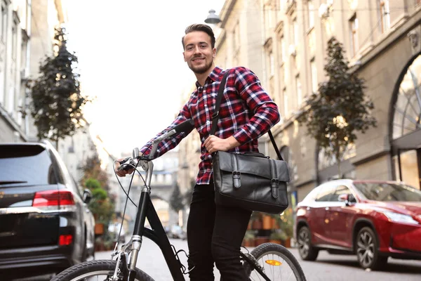 Hombre feliz guapo con bicicleta en la calle de la ciudad — Foto de Stock