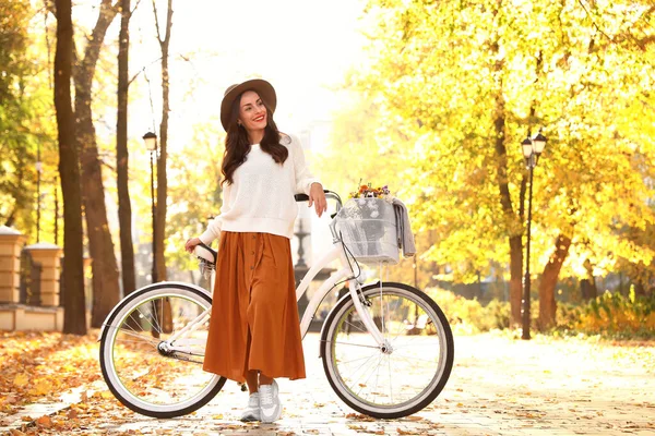 Schöne glückliche Frau mit Fahrrad im Herbstpark — Stockfoto