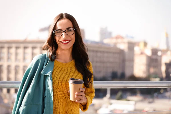 Hermosa mujer con taza de café en la calle de la ciudad. Caminata de otoño — Foto de Stock