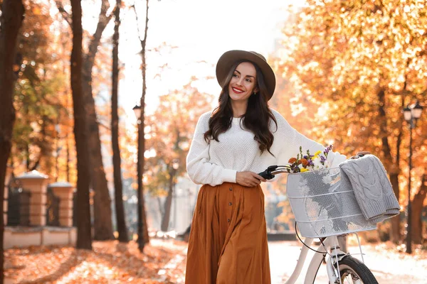 Schöne glückliche Frau mit Fahrrad im Herbstpark — Stockfoto