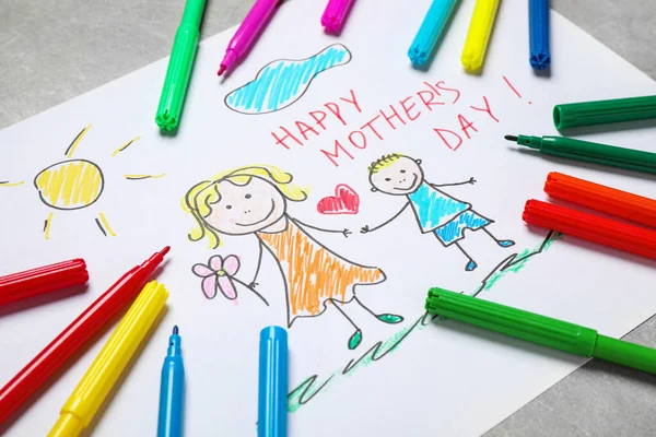 Tarjeta de felicitación hecha a mano para el Día de la Madre y rotuladores de fieltro sobre mesa gris, primer plano — Foto de Stock
