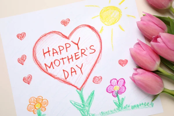 Tarjeta de felicitación hecha a mano para el Día de la Madre y hermosos tulipanes sobre fondo beige, cama plana — Foto de Stock