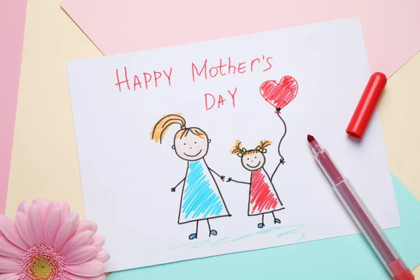 Composición laica plana con tarjeta de felicitación hecha a mano para el Día de la Madre sobre fondo de color — Foto de Stock