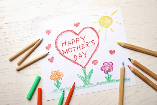 Composición laica plana con tarjeta de felicitación hecha a mano para el Día de la Madre en una mesa de madera clara — Foto de Stock
