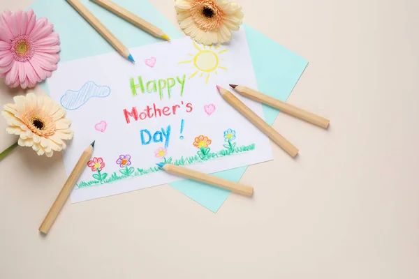 Lapos laikus kompozíció kézzel készített üdvözlőkártyával anyák napjára bézs alapon — Stock Fotó