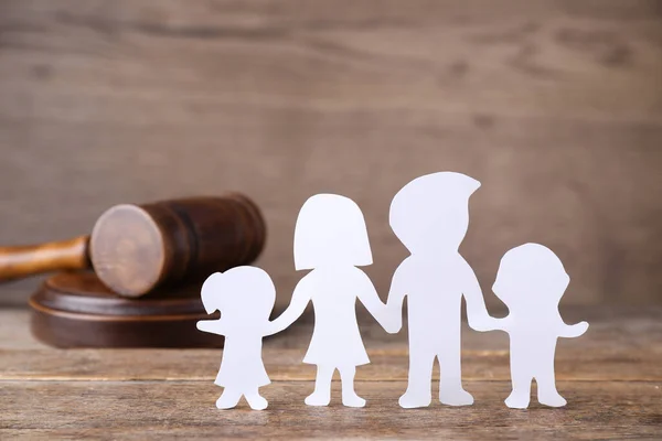 Figura em forma de pessoas e martelo na mesa de madeira. Conceito de direito da família — Fotografia de Stock